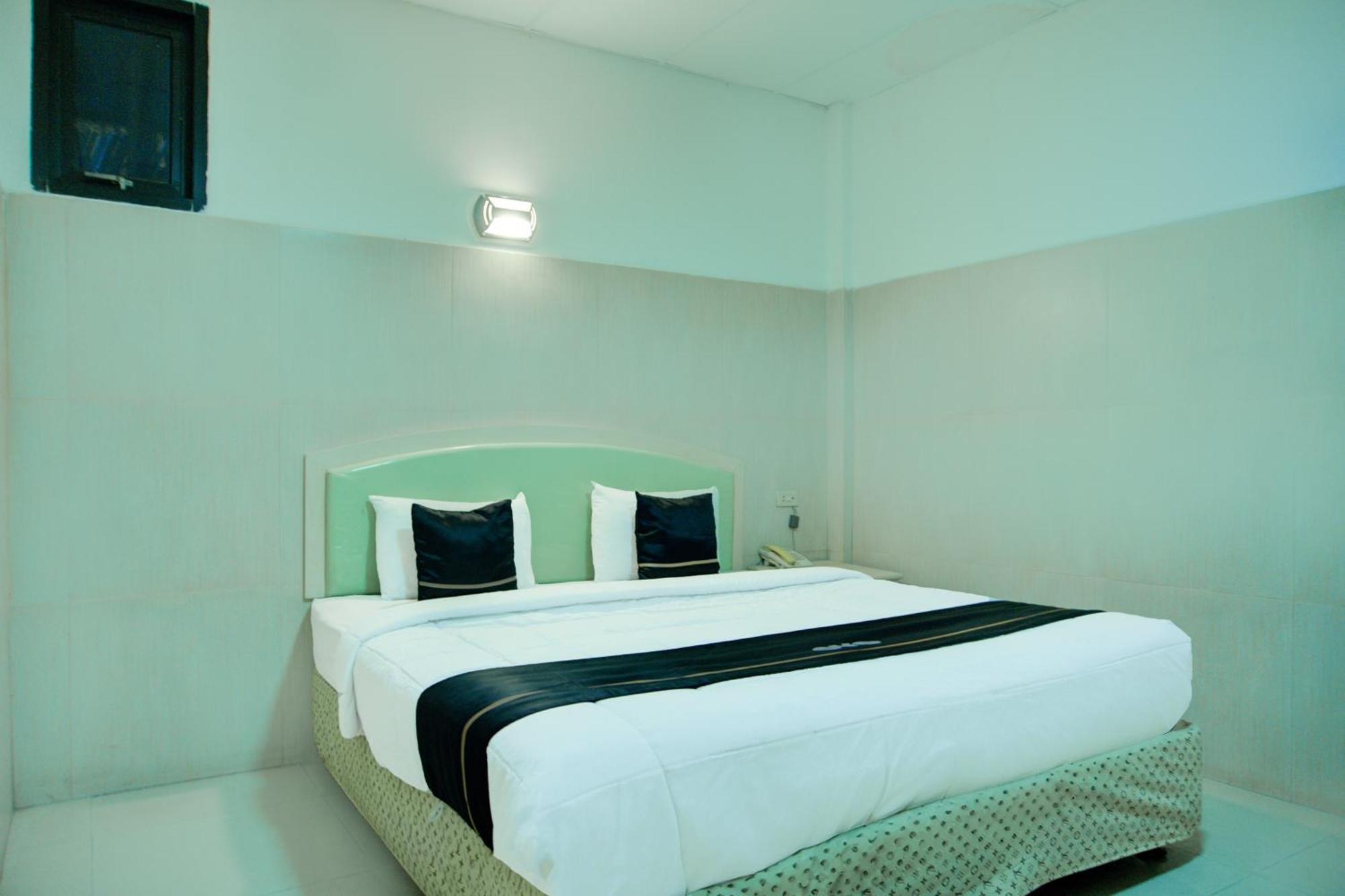 Townhouse Oak Palembang Near Jembatan Ampera Formerly Azzura Hotel エクステリア 写真